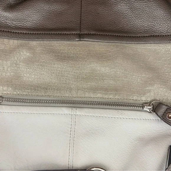 B MAKOWSKY METALLIC SILVER SOFT LEATHER HOBO STYLE HANDBAG - A8 - Picture 7 of 11